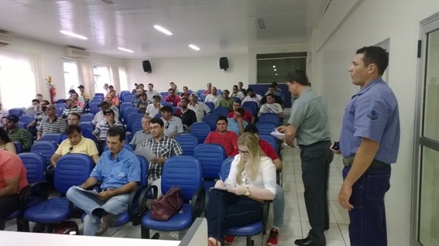 Marinha aperta fiscalização e escola capacita pescadores e usuários de barcos