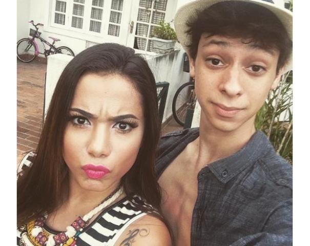 Anitta posta vídeos engraçados com o viner Victor Meyniel