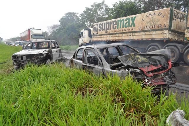 Carros batem, pegam fogo e menino de 5 anos passa por cirurgia em Vilhena
