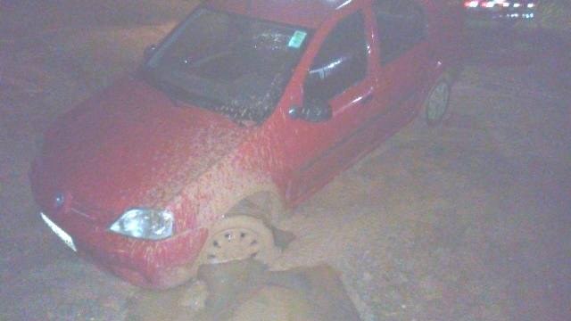 No Facebook, radialista mostra carro "engolido" por cratera em rua de Cerejeiras