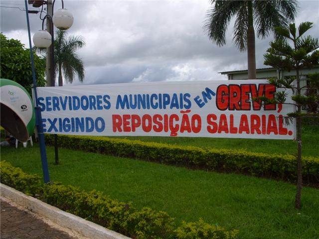 SERVIDORES SEGUEM ACAMPADOS EM FRENTE À PREFEITURA