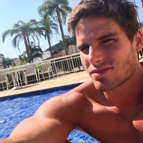Jonatas Faro revela que usa botox no suvaco