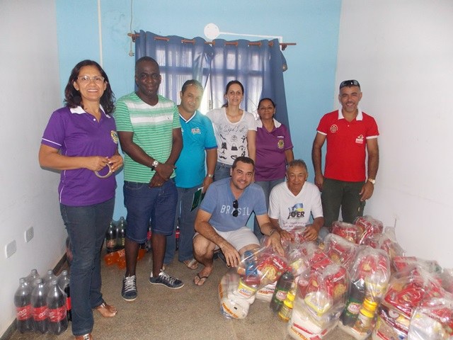 Em Cerejeiras, voluntários distribuem 160 cestas básicas na semana natalina