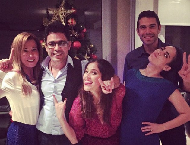 Zezé Di Camargo e Zilu deixam brigas de lado e posam juntos no Natal
