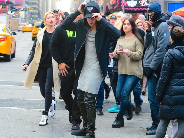 Justin Bieber causa tumulto ao andar de skate na Times Square