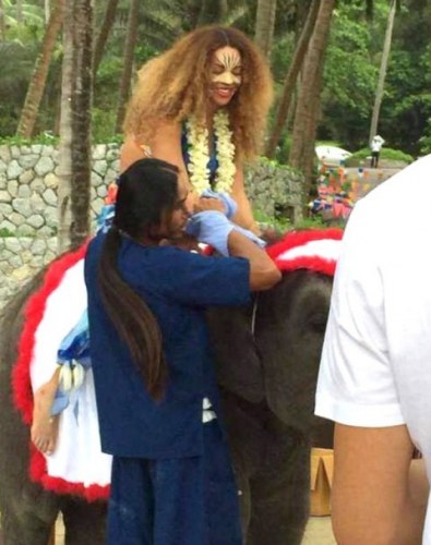 Com o rosto pintado, Beyoncé anda em elefante na Tailândia