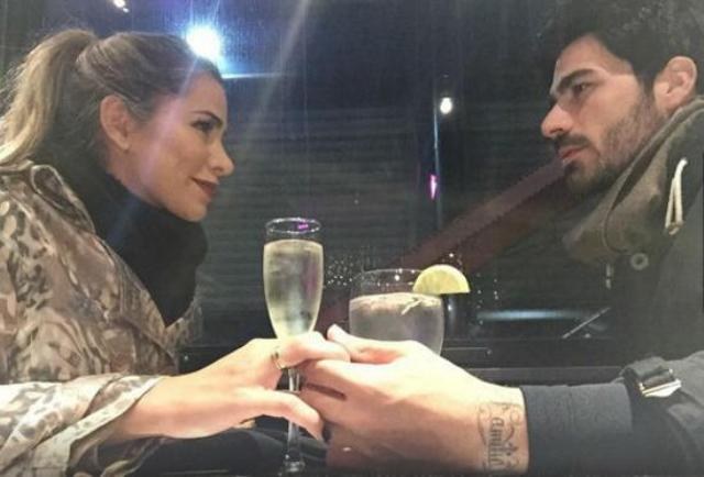 Rodrigão pede Adriana SantAnna em casamento