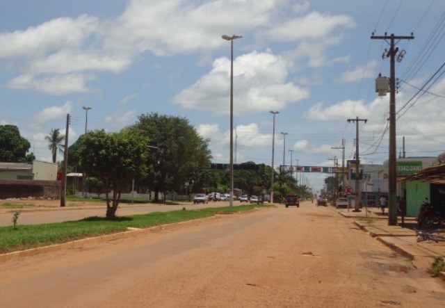 Rodovia federal passa dentro de Cerejeiras e provoca estragos em avenida