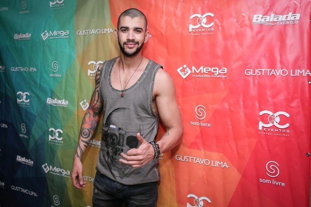 Gusttavo Lima muda o visual e surge careca
