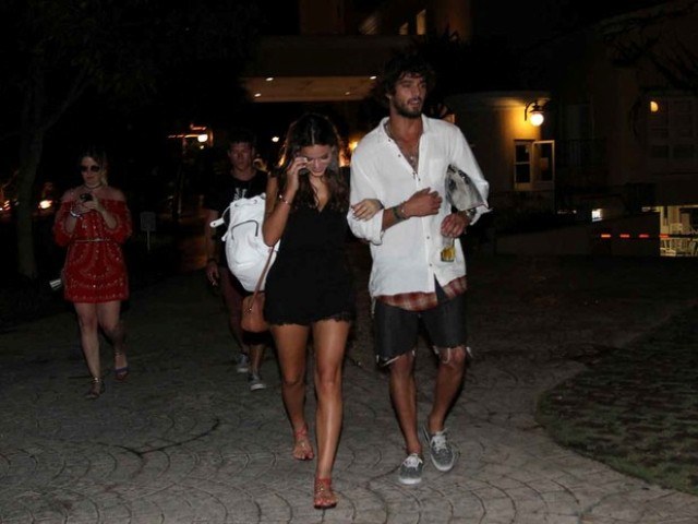 Bruna Marquezine curte noite agarradinha com Marlon Teixeira