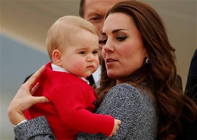 Com babá de férias, Kate Middleton deixa George com a mãe no interior