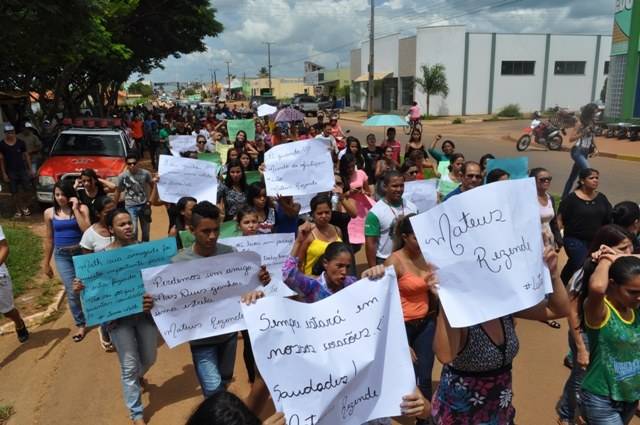 Sepultamento de jovem assassinado vira protesto contra violência em Vilhena