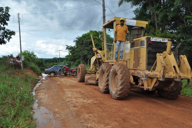 Moradores perdem a paciência e fazem patrola da prefeitura “refém” em Vilhena