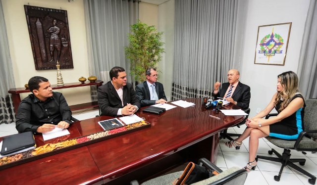Governador anuncia redução de gastos: “Vamos cortar tudo que não é essencial”