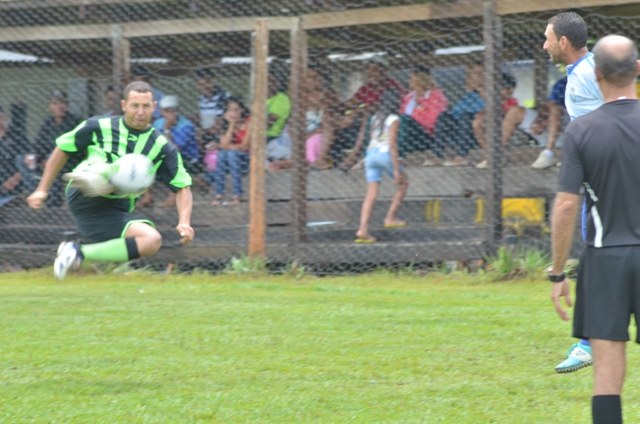 Com jogos nas duas categorias, Campeonato de Inverno começou neste domingo