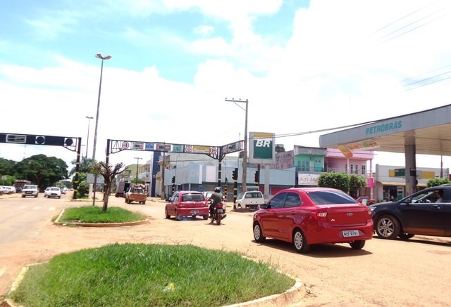 Cerejeiras: motoristas se irritam com semáforo que funciona “dia sim, dia não”
