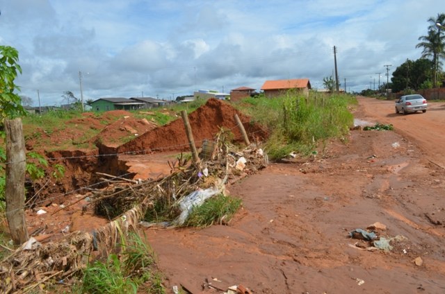 Cratera no Parque Cidade Jardim ameaça engolir rua em Vihena
