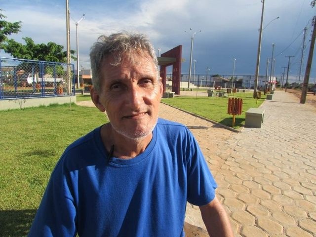 Líder comunitário comemora praça construída em terreno abandonado no Setor 17