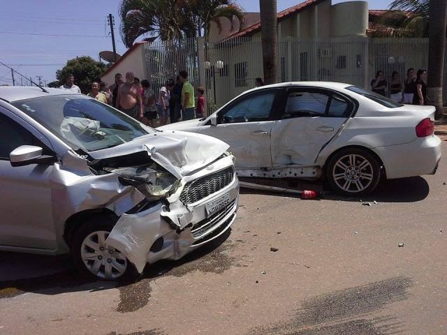 Acidente destrói carro de luxo conduzido por representante da Seduc em Vilhena