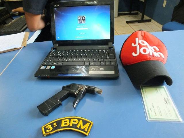 Com “pistola” de pintura, rapaz ajuda a assaltar sorveteria da própria família
