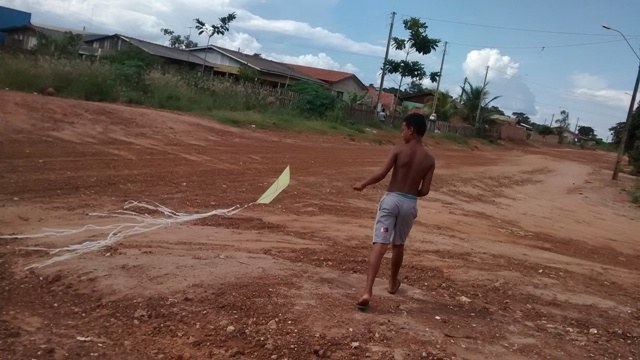 Apesar dos riscos, antiga brincadeira de soltar pipa ainda sobrevive em Vilhena