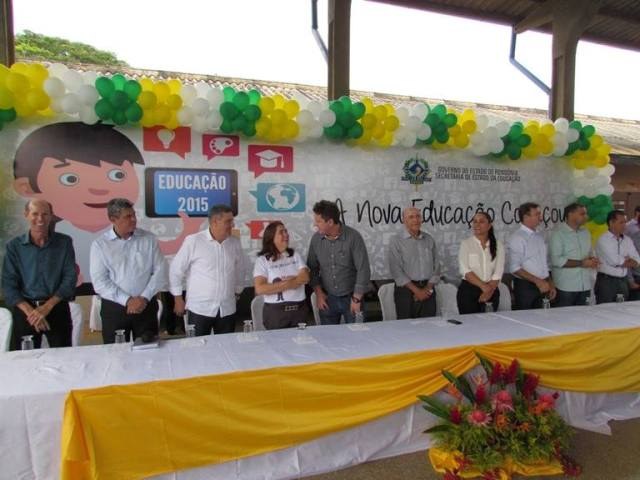 Enfrentando manifestação discreta, governador abre ano letivo em Vilhena