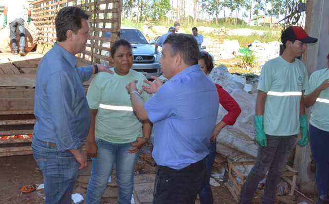Rover visita associação de catadores e reforça parceria para coleta seletiva