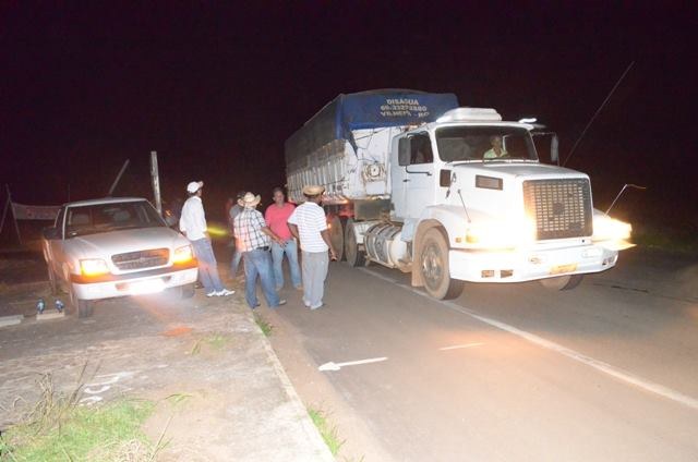 Pressionados por diesel caro e frete barato, caminhoneiros interditam rodovia