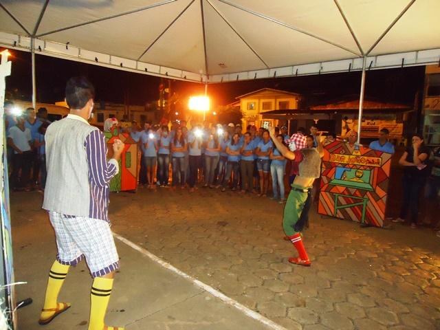 Em cidade sem cinema e teatro, público vê peça e filme em praça de Cerejeiras