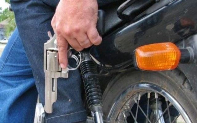 Bandidos invadem casa de agentes penitenciários e ameaçam matar os dois