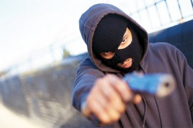 Vilhena: homem armado invade casa, rende família e sai levando jóias e dinheiro