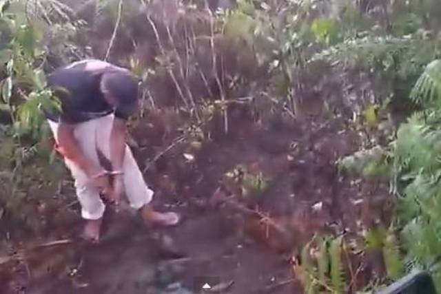 ASSISTA: homem que matou idoso para ficar sua esposa desenterra corpo 