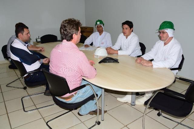 Vilhena: Friboi passa a abater 1.500 animais por dia e prefeito renova convênio