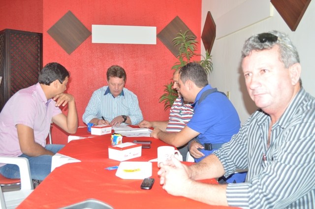 Com intermediação do prefeito, VEC acerta patrocínio com Gazin