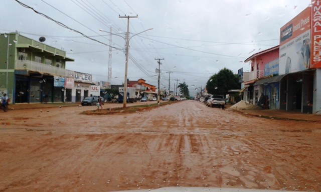 Chuva piora condições de avenida em Cerejeiras; empreiteira retorna obra na seca