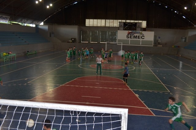 Com cerca de 400 alunos, Projeto Bom de Bola Bom na Escola inicia as atividades 