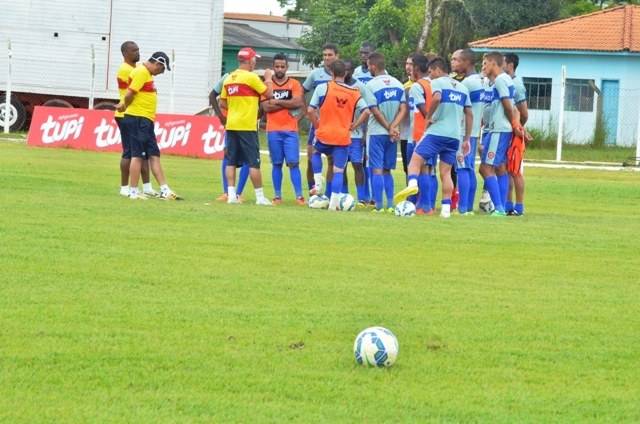No último treino antes de encarar a Macaca, Vilhena treina cobrança de faltas