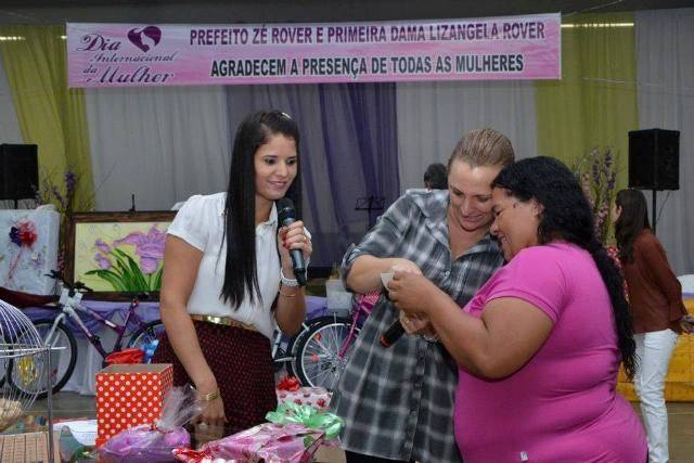 Primeira-dama sorteia prêmios para mulheres e condena “Marcha das “Vadias”