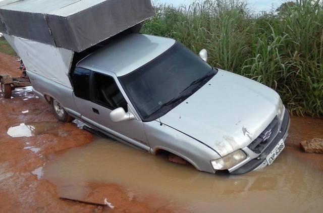 Imagens mostram estrada “engolindo” picape de promotor de eventos em Vilhena