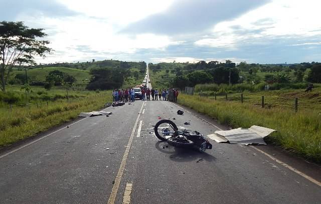 Choque entre motos mata rapazes de 18 e 19 anos entre Colorado e Cerejeiras