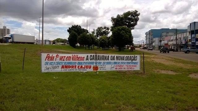 Evangélicos de outras denominações esculacham pastor milagreiro da Universal