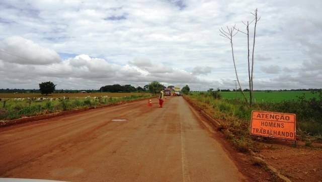 Empreiteira começa tapa-buraco na BR-435 em Cerejeiras, mas obra é provisória