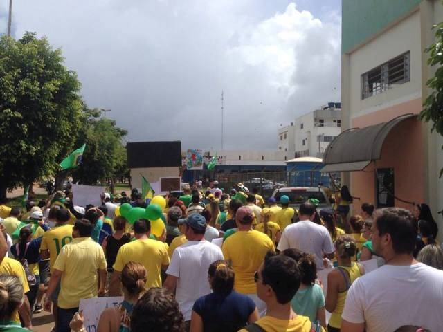 Protesto contra a corrupção leva mais de 2 mil pessoas às ruas em Vilhena