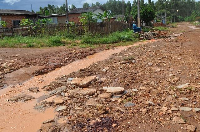 Matagal, lixo, crateras nas ruas, falta de iluminação: Setor 19 pede socorro!