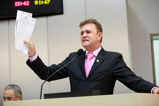 Goebel lembra PMs e professores e vota contra cargos comissionados no governo