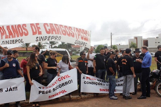 Vilhena: governador “fura”, mas deputado conversa com servidores mobilizados