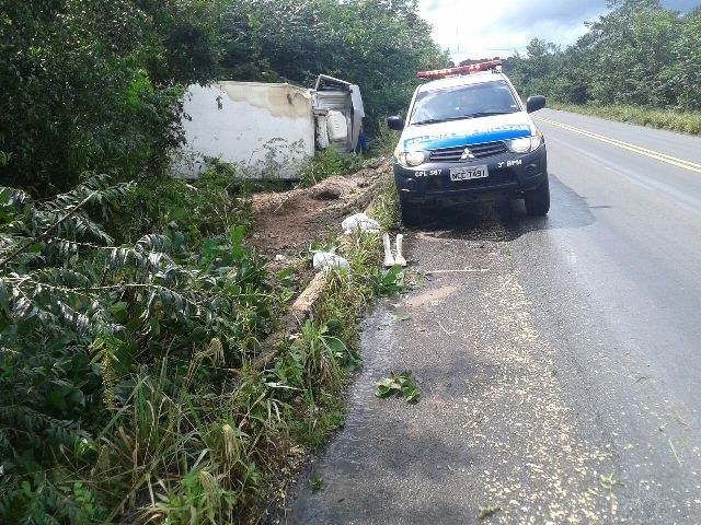 Soja na pista faz caminhão do Friboi tombar na BR 364 com dois a bordo