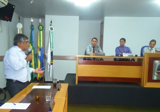 Vereador volta a cobrar empresa providências sobre asfalto aberto em Cerejeiras