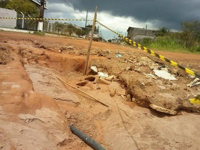  Avenida esburacada causa transtornos e prejuízos a empresas no bairro Bodanese