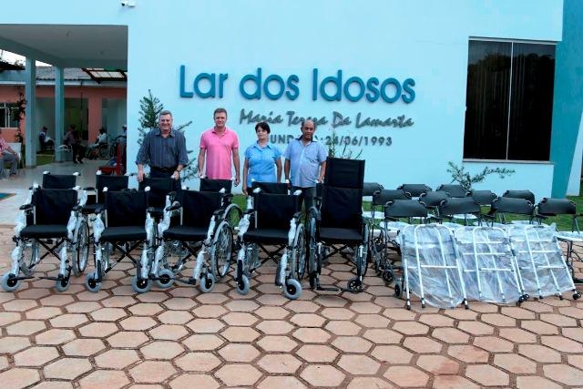 Em Vilhena, Goebel entrega cadeiras de roda a entidade e caminhão a cooperativa